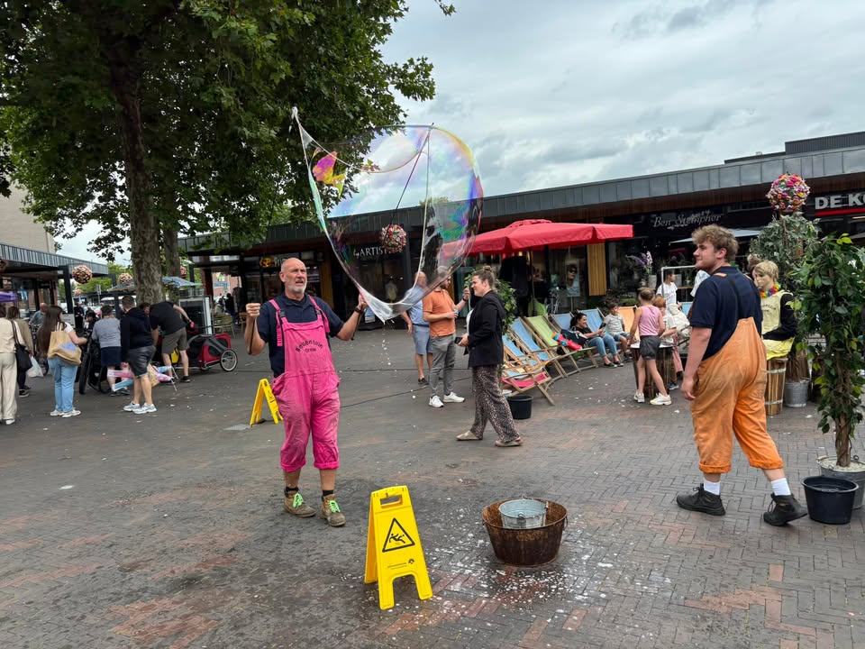 En we zijn begonnen! Nog tot 16.00 uur kun je meedoen aan een van de rondes muziekbingo, is er o.a.