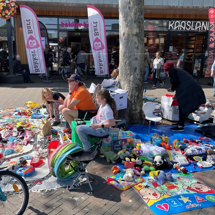 Op dinsdag 19 augustus kunnen kinderen hun tweedehands spulletjes komen verkopen om zo een extra zakcentje te verdienen, want dan is er weer een kleedjesmarkt in winkelcentrum Colmschate! Deelnemende kinderen hoeven geen plek te reserveren en er zijn ook geen kosten aan verbonden. Maar om het voor iedereen veilig en leuk te houden, zijn er een paar regeltjes tijdens de kleedjesmarkt:
- Het is speciaal voor kinderen (ouders, begeleiders zijn natuurlijk welkom)
- Geen handelaren toegestaan
- Uitsluitend tweedehands artikelen
- I.v.m. veiligheid: geen auto's/ aanhangers in het winkelgebied
- Niet verkochte producten / afval moet zelf worden afgevoerd. Hierop wordt gecontroleerd.
- Aanvang 09.00 uur. Eerder zitten is toegestaan. Plaatsen reserveren is niet mogelijk. Eindtijd 16.00 uur. 
- Wil je voor een winkel zitten? Hou dan de in- en/of uitgang vrij. Let ook op of er presentaties, terras of bijvoorbeeld kledingrekken naar buiten moeten. Winkels hebben hierbij voorrang.
 Meer informatie op: www.colmschate.com