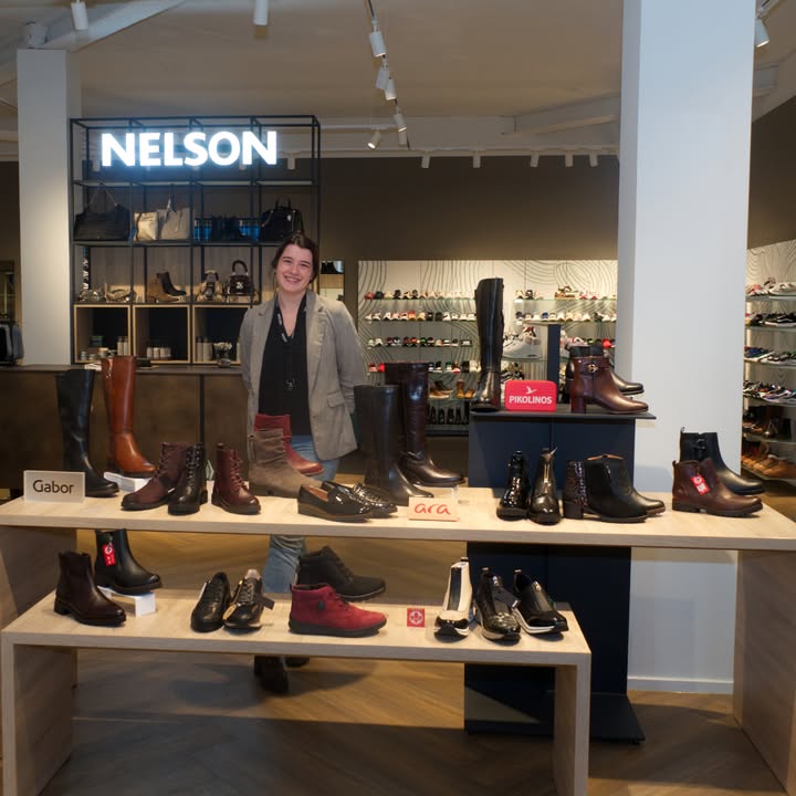 Voor laarzen en schoenen die je voeten lekker warm houden en die tegelijk mooi en elegant zijn, ga je natuurlijk naar Nelson Colmschate. Voor elke smaak is er wel wat te vinden. Van bruin en zwart tot wit, blauw en warm rood. Bekende merken zoals Gabor, Ara en Pikolinos. Kom langs en pas die schoen!