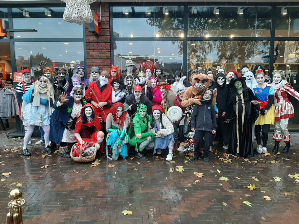 We zijn begonnen! 🎃 De regen houdt ons niet tegen!