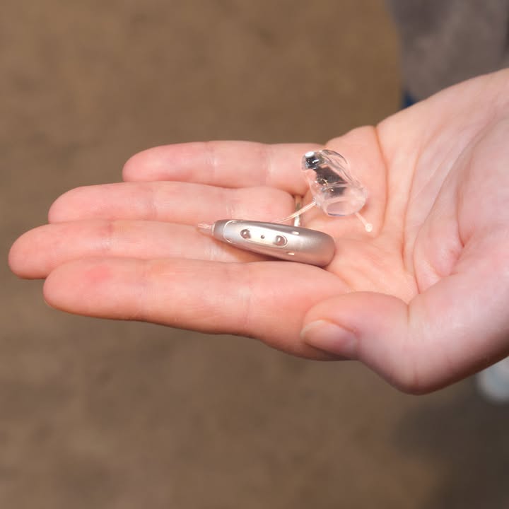 Zie hier de AudioNova S, een mooi klein hoortoestel.